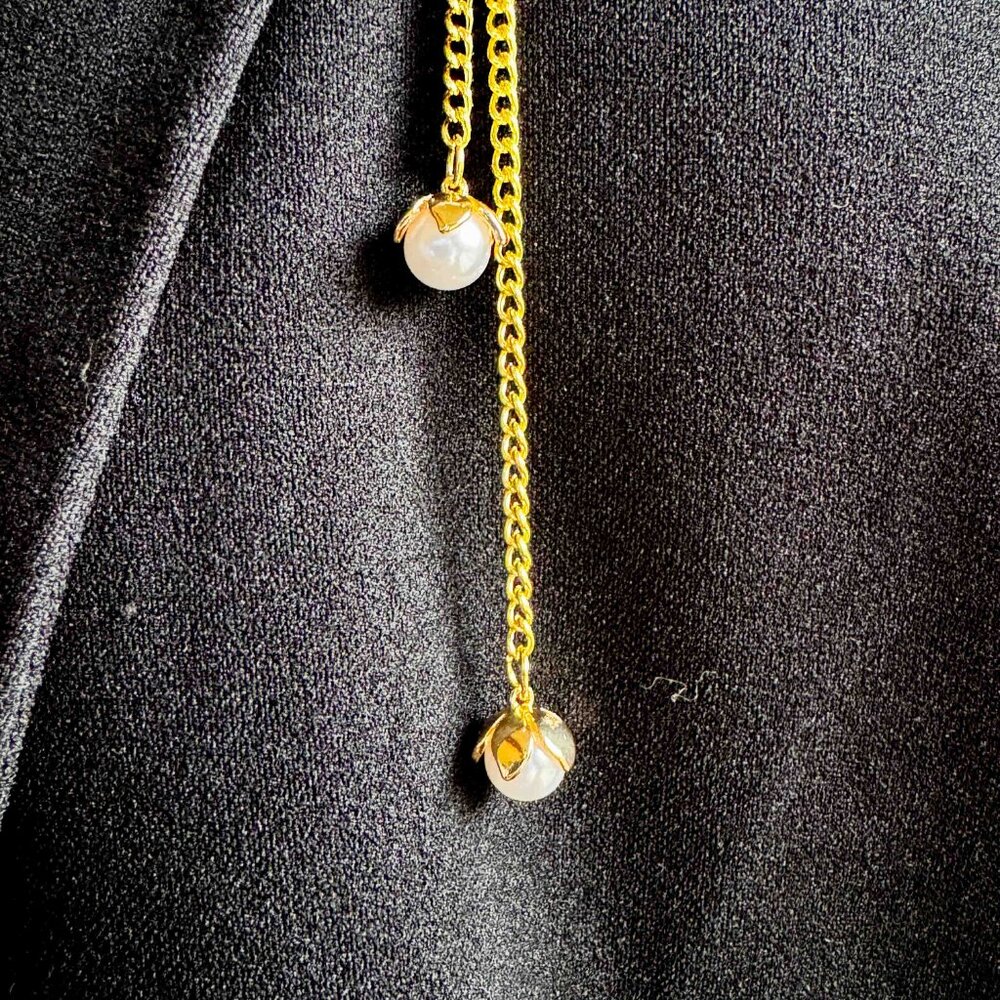 White Wool Pearl Brooch With Gold Chains - Picture 7 of 13